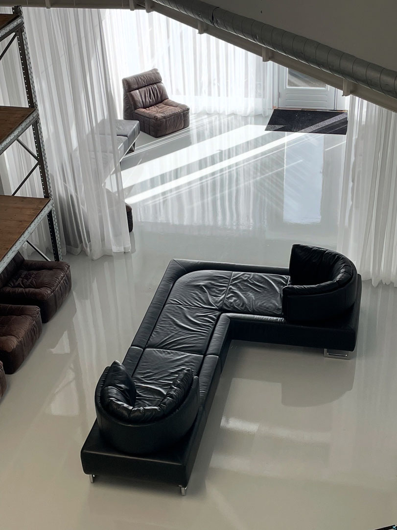 daglicht fotostudio in Amsterdam met grote ramen en witte muren, vintage designer leren designer bank