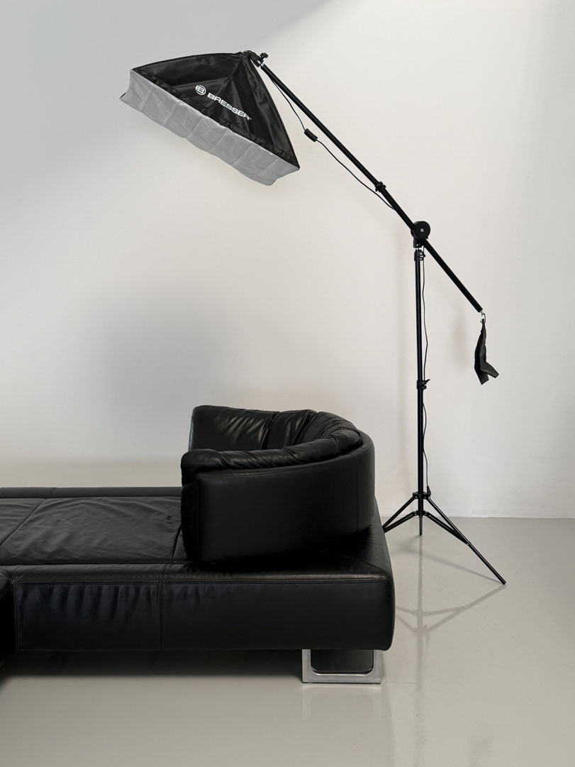 daglicht fotostudio in Amsterdam met grote ramen en witte muren, content shoot, editorial shoot, cover shoot.