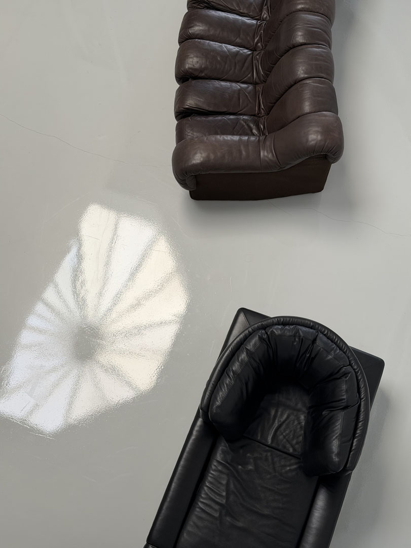 daglicht fotostudio in Amsterdam met grote ramen en witte muren, vintage designer meubels.