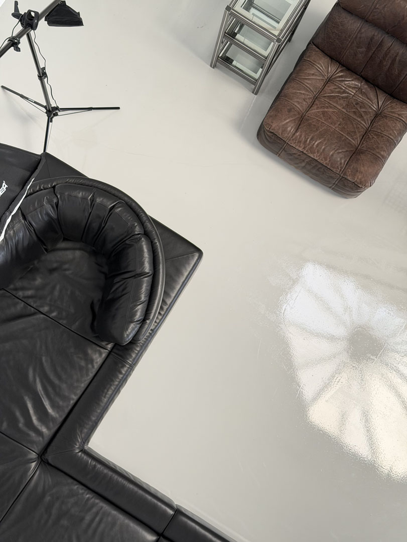 daglicht fotostudio in Amsterdam met grote ramen en witte muren, daglicht van boven met een koepel.