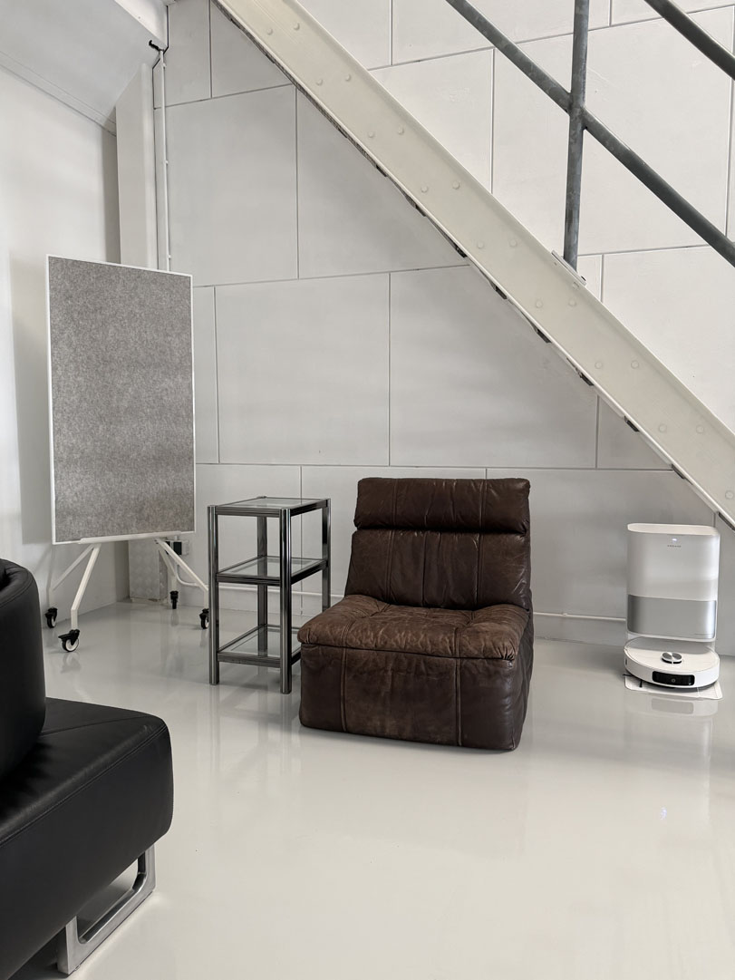 daglicht fotostudio in Amsterdam met grote ramen en witte muren