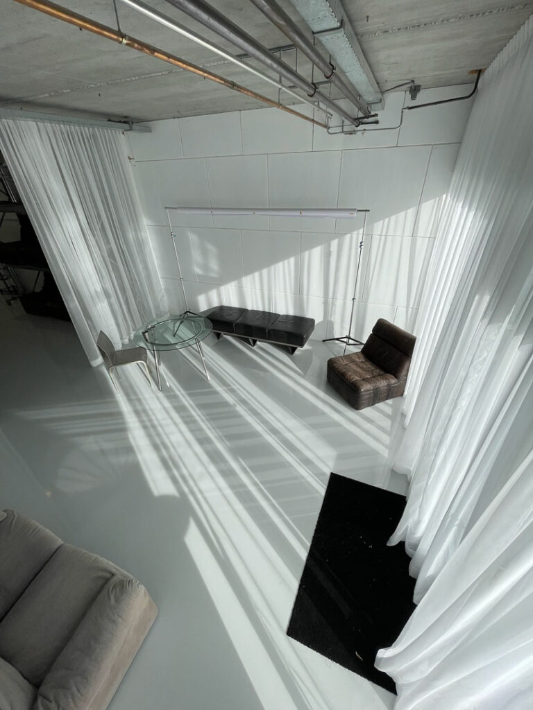 daglicht fotostudio in Amsterdam met grote ramen en witte muren, vintage designer meubels wisselende collectie