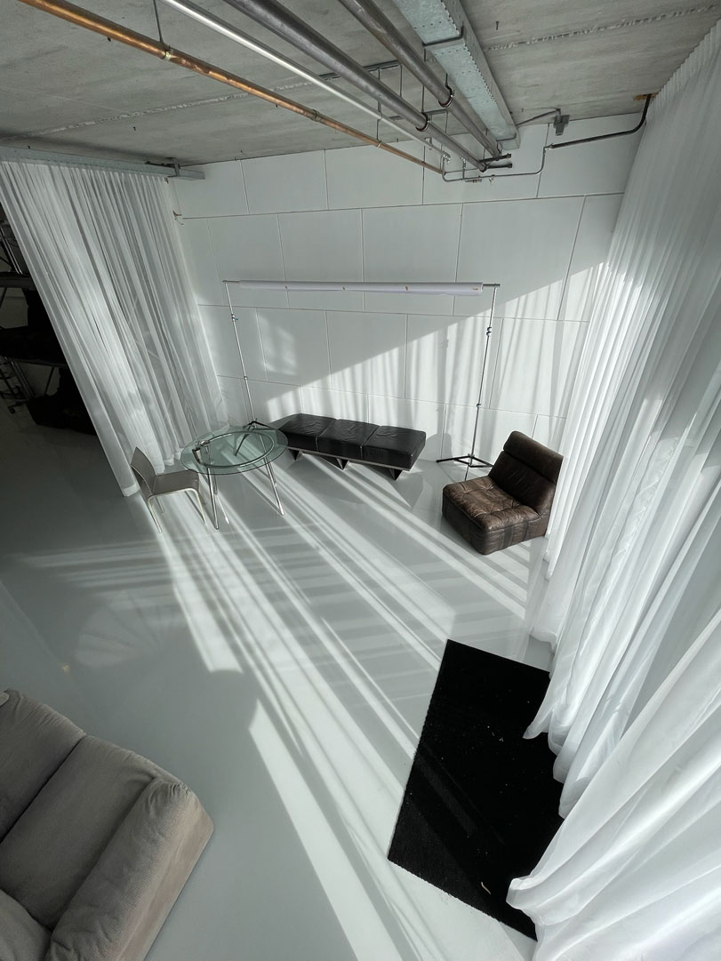 daglicht fotostudio in Amsterdam met grote ramen en witte muren, vintage designer meubels wisselende collectie