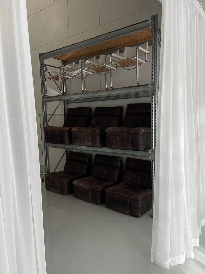 collectie met vintage designer meubels.