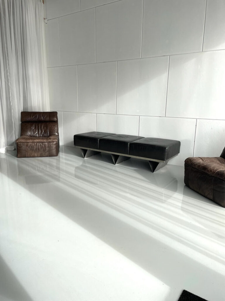 daglicht fotostudio in Amsterdam met grote ramen en witte muren