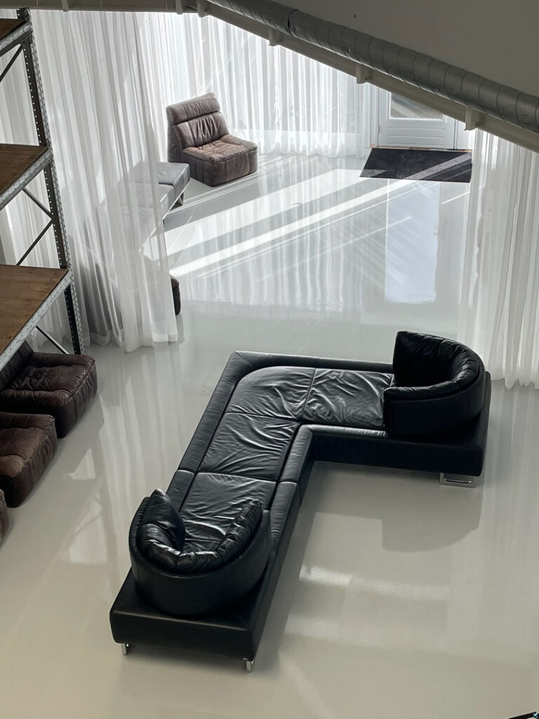 daglicht fotostudio in Amsterdam met grote ramen en witte muren, daglicht fotostudio in Amsterdam met grote ramen en witte muren, vintage interieur, zwarte vintage bank