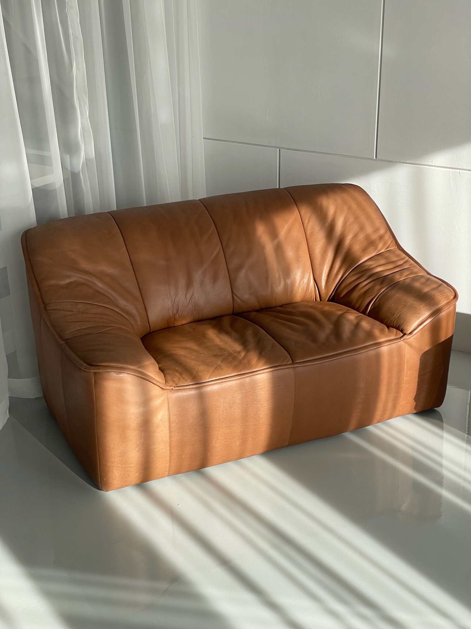 daglicht fotostudio in Amsterdam met grote ramen en witte muren