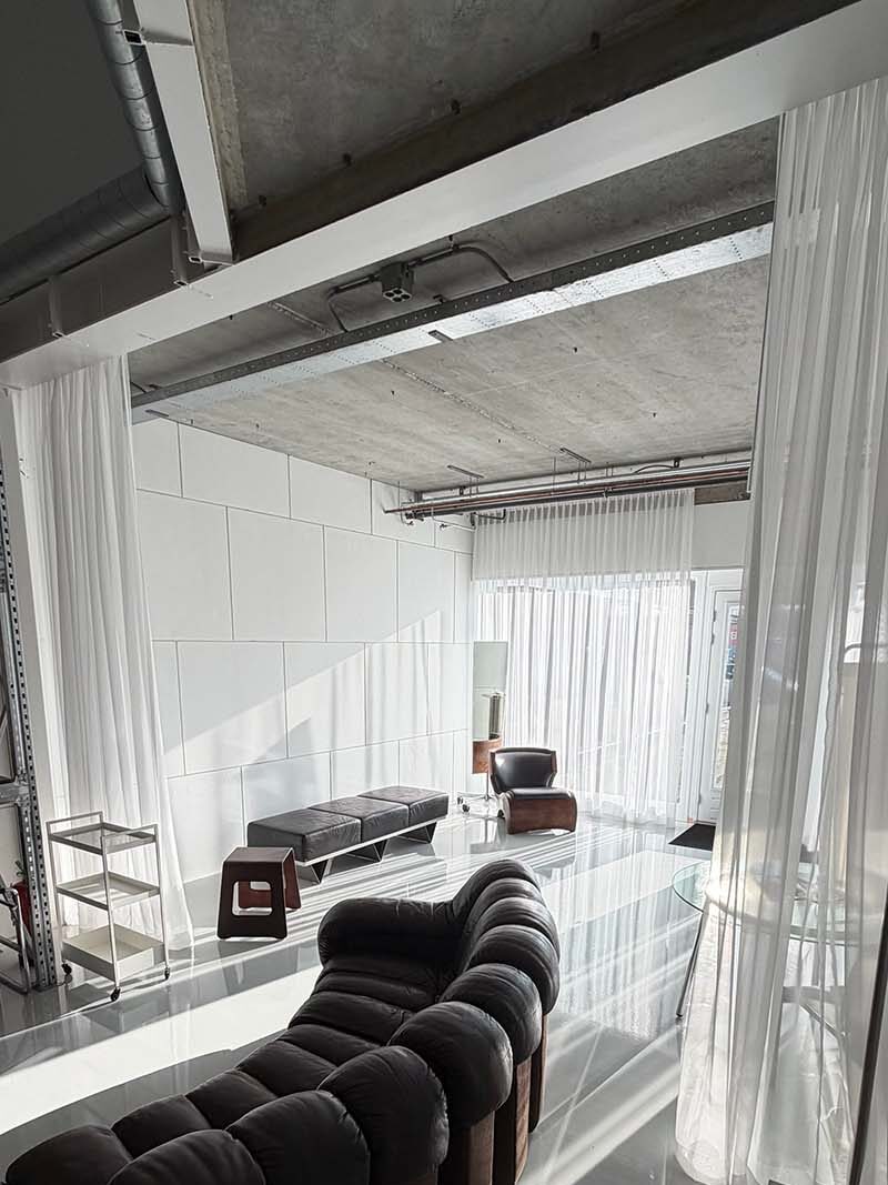 Daglichtstudio in Aalsmeer met grote ramen en vintage designer meubels