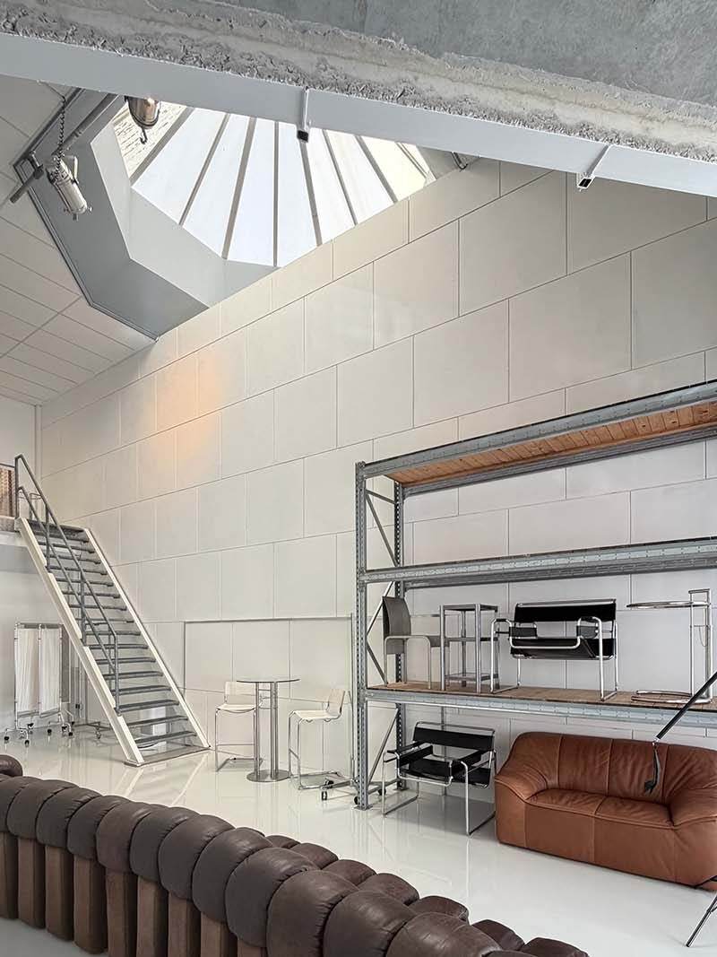 Daglichtstudio in Aalsmeer met grote ramen en vintage designer meubels